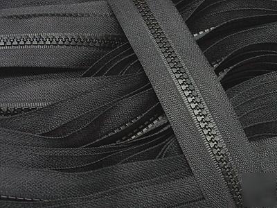 #3 molded plastic zipper chain black (580) 100 ZP03A-Z0