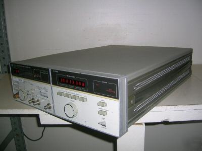 Hp 8672A 2-18GHZ synthesized signal generator.