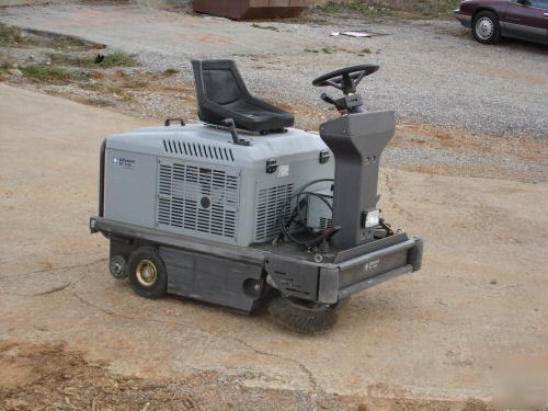 Advance 1100 rider sweeper 24VOLT low hours 214HOURS