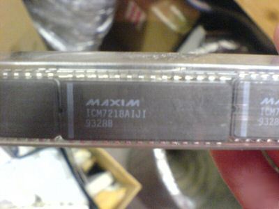 2) maxim ICM7218AIJI 8-digit led display driver ICM7218