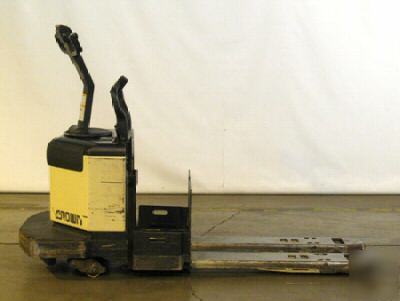 Crown electric forklift - rider pallet truck