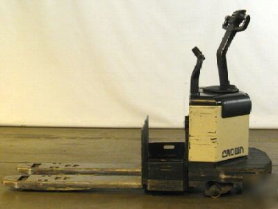 Crown electric forklift - rider pallet truck