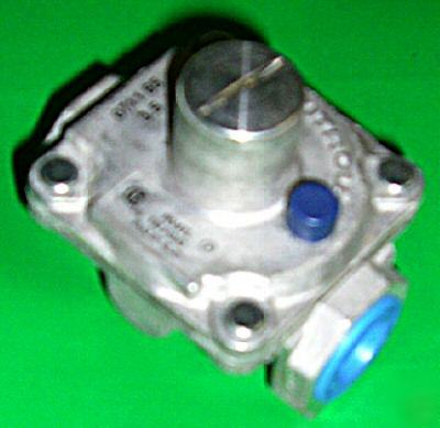 New RV47L maxitrol gas regulator â€¢ pipe size 3/8