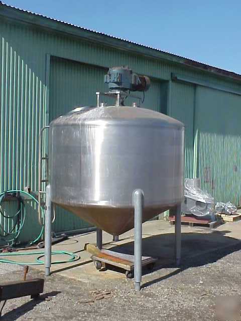 700 gal stainless steel tank w agitator
