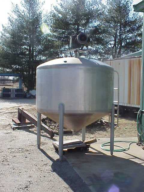 700 gal stainless steel tank w agitator