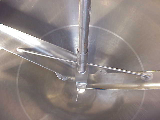 700 gal stainless steel tank w agitator