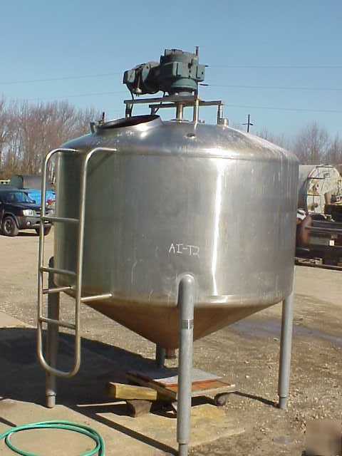 700 gal stainless steel tank w agitator